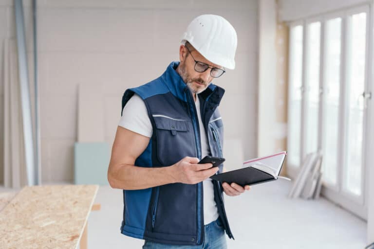 konkurs hos underentreprenør eller hovedentreprenør - mann leser i en bok