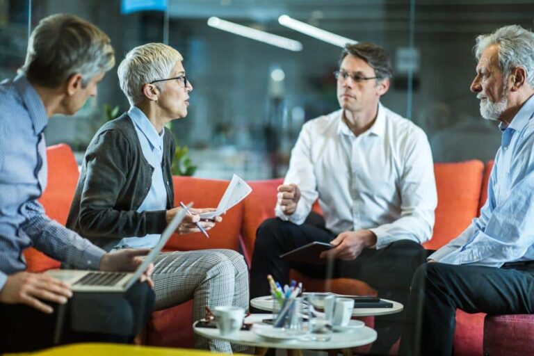 kontraktshåndtering i ettertid - folk diskuterer på et kontor