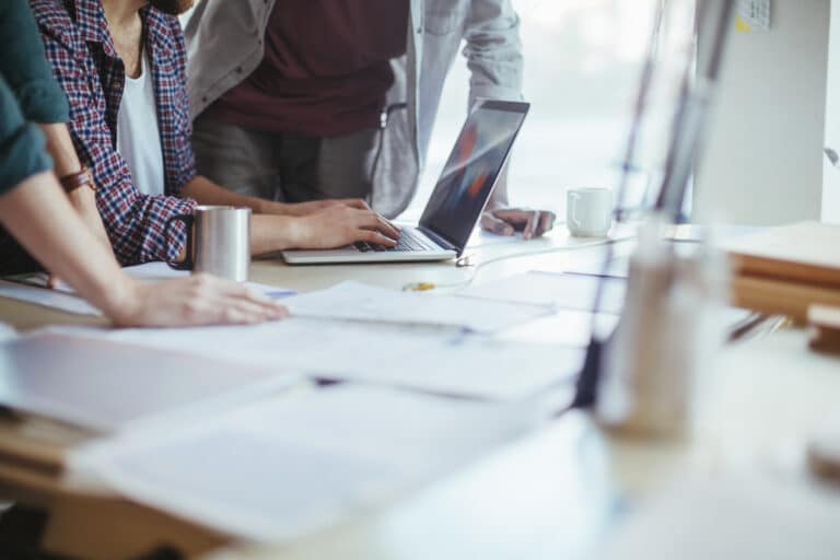 ns 3420 - folk planlegger på et bord