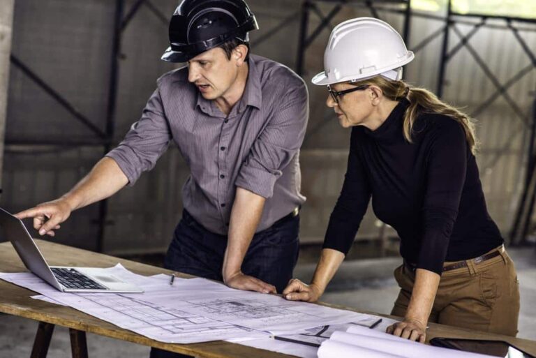 ns 8406, utførelsesentreprise - to personer planlegger noe