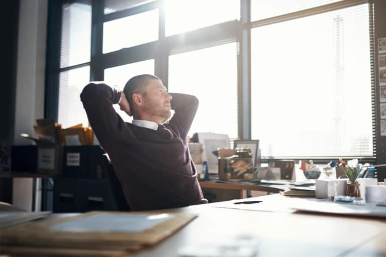 offentlige anskaffelser - mann ser ut av vinduet