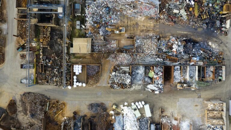 brukte byggevarer og ombruk - ovenfra og ned bilde fra en renoveringsstasjon