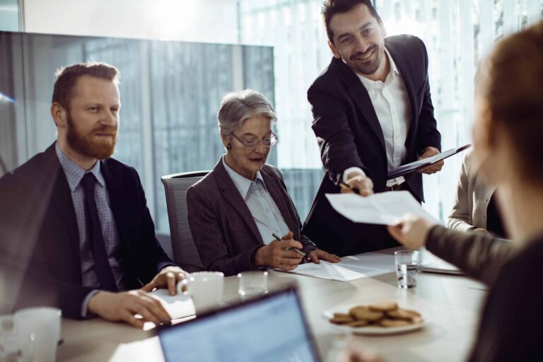 private anskaffelser - folk i et møte