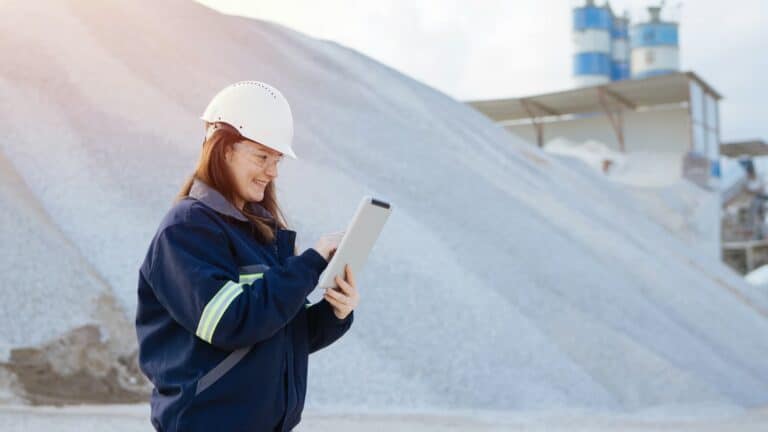 refusjon for teknisk infrastruktur - kvinne leser på et dokument