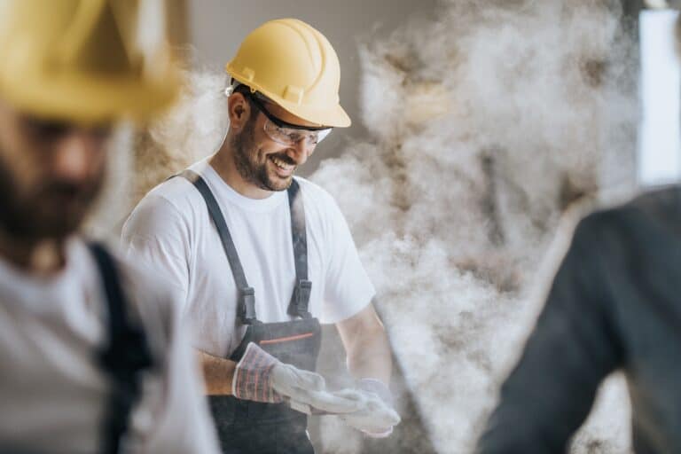 sluttoppgjør - arbeider på en byggeplass