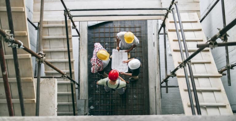 Streik på byggeplass - byggearbeidere har samlet seg i en trappegang