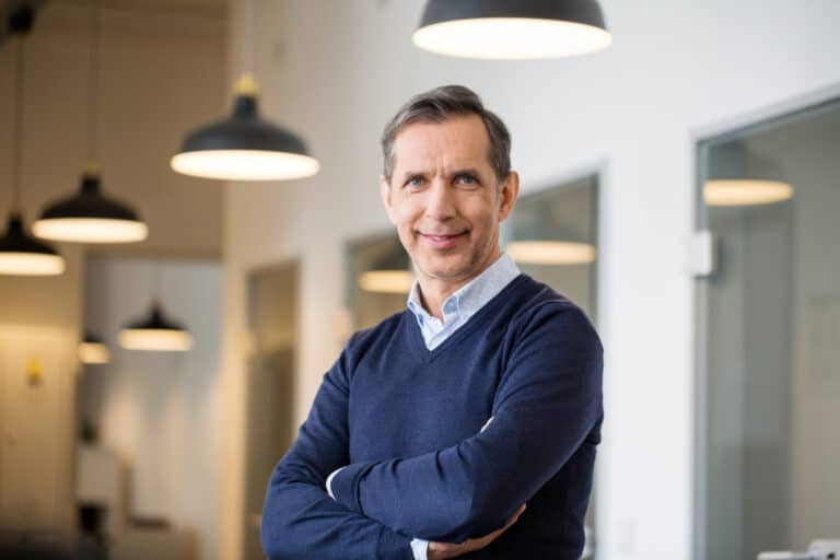 Videreføring av kontraktsforpliktelser - mann ser mot kamera