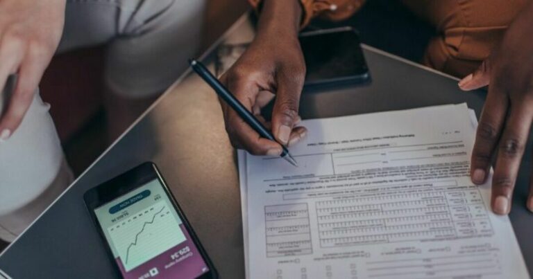 aksjonæravtale - folk som signerer et dokument