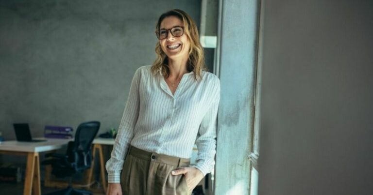 aksjonærrettigheter - dame som står lent mot en vegg