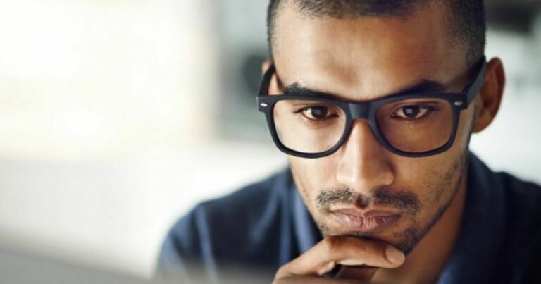 bindende avtale - mann ser på en skjerm