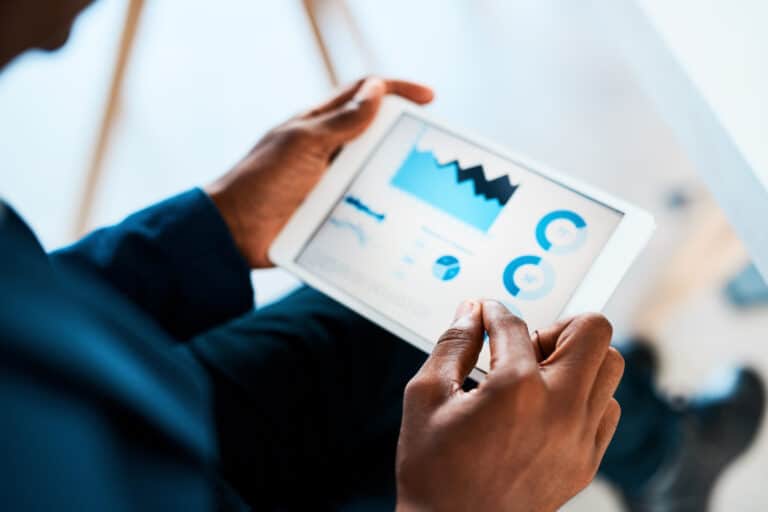 fusjon og fisjon - person som jobber på en ipad