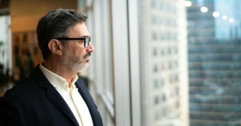 holdingsselskap og eierstruktur - mann ser ut av vinduet