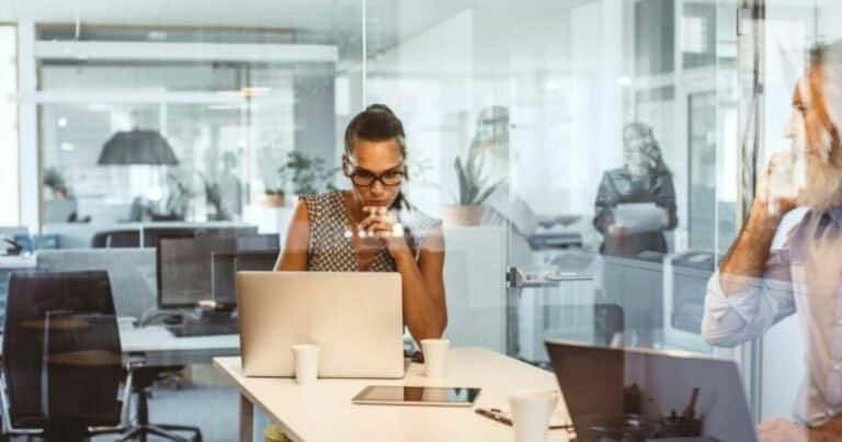 kommersielle avtaler - kvinne som jobber på et kontor