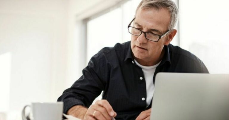 kontrakssjekk - mann ser gjennom papirer