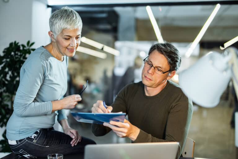 pengekrav og finansiering - to personer ser på en tablet sammen