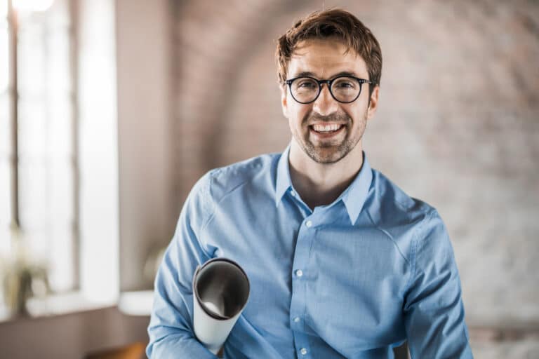 struktur og organisering - mann som ser i kamera