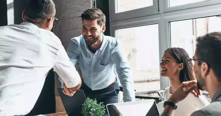 tiltak ved økonomiske problemer - mann som tar hånden til en annen mannemann