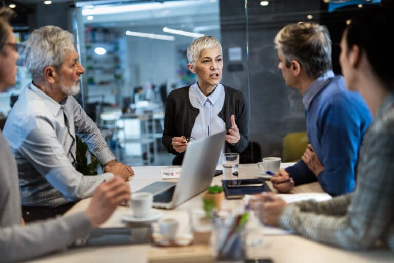 tvisteløsning - mennesker diskuterer rundt et bord