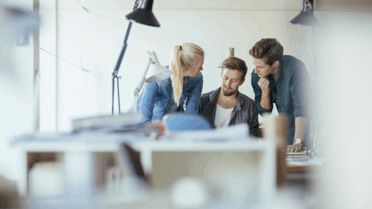 nuf til as - personer rundt en pult