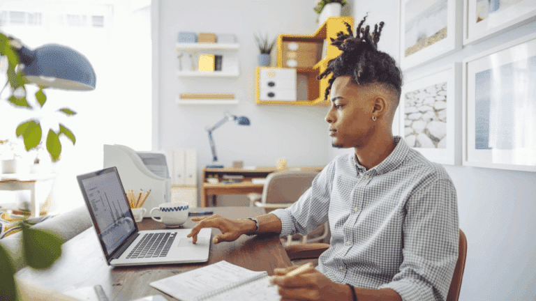 enk til as - mann sitter foran pcen